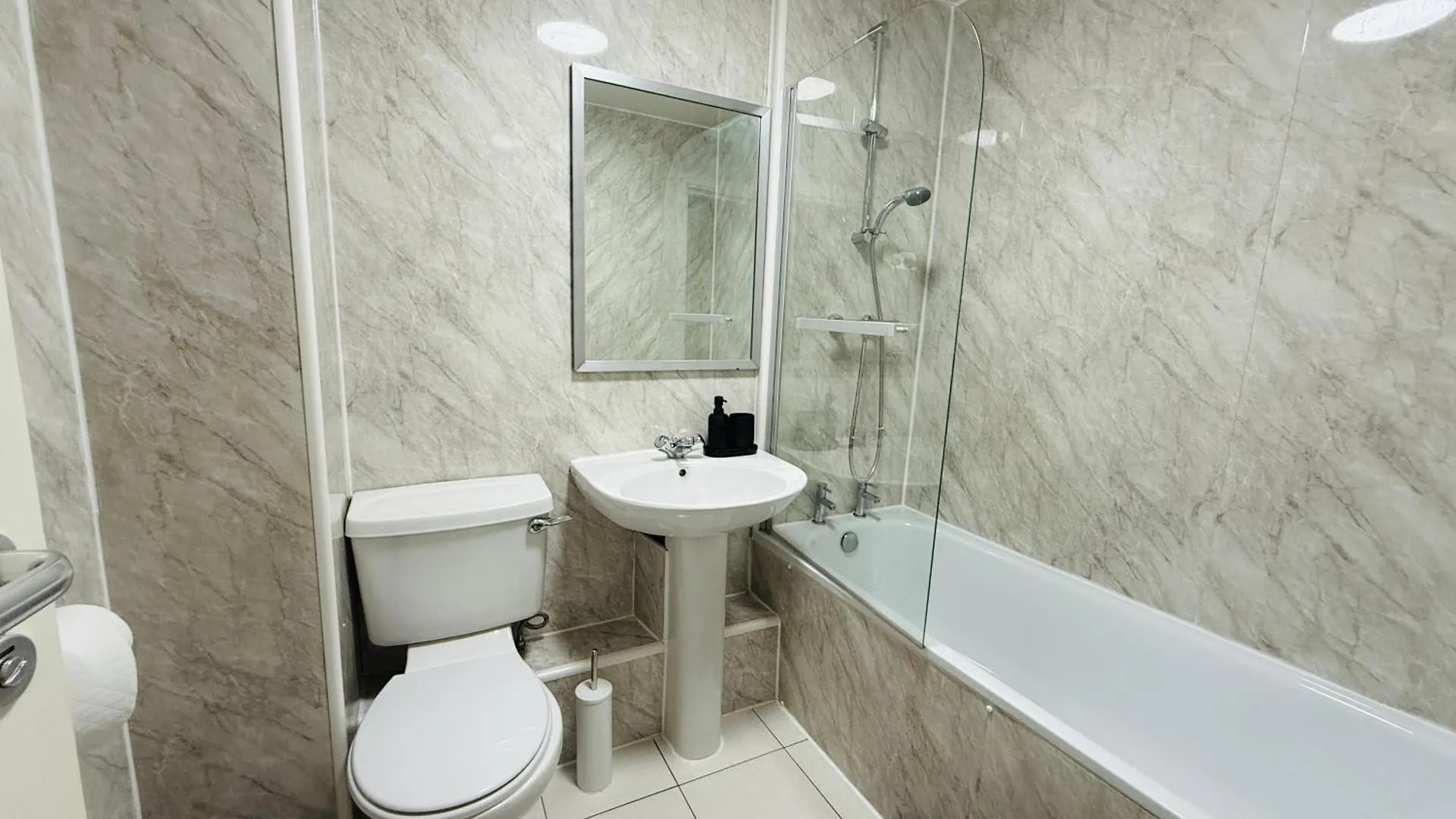 Spacious 2 Bed Flat Free Private Parking Лидс Апартаменты