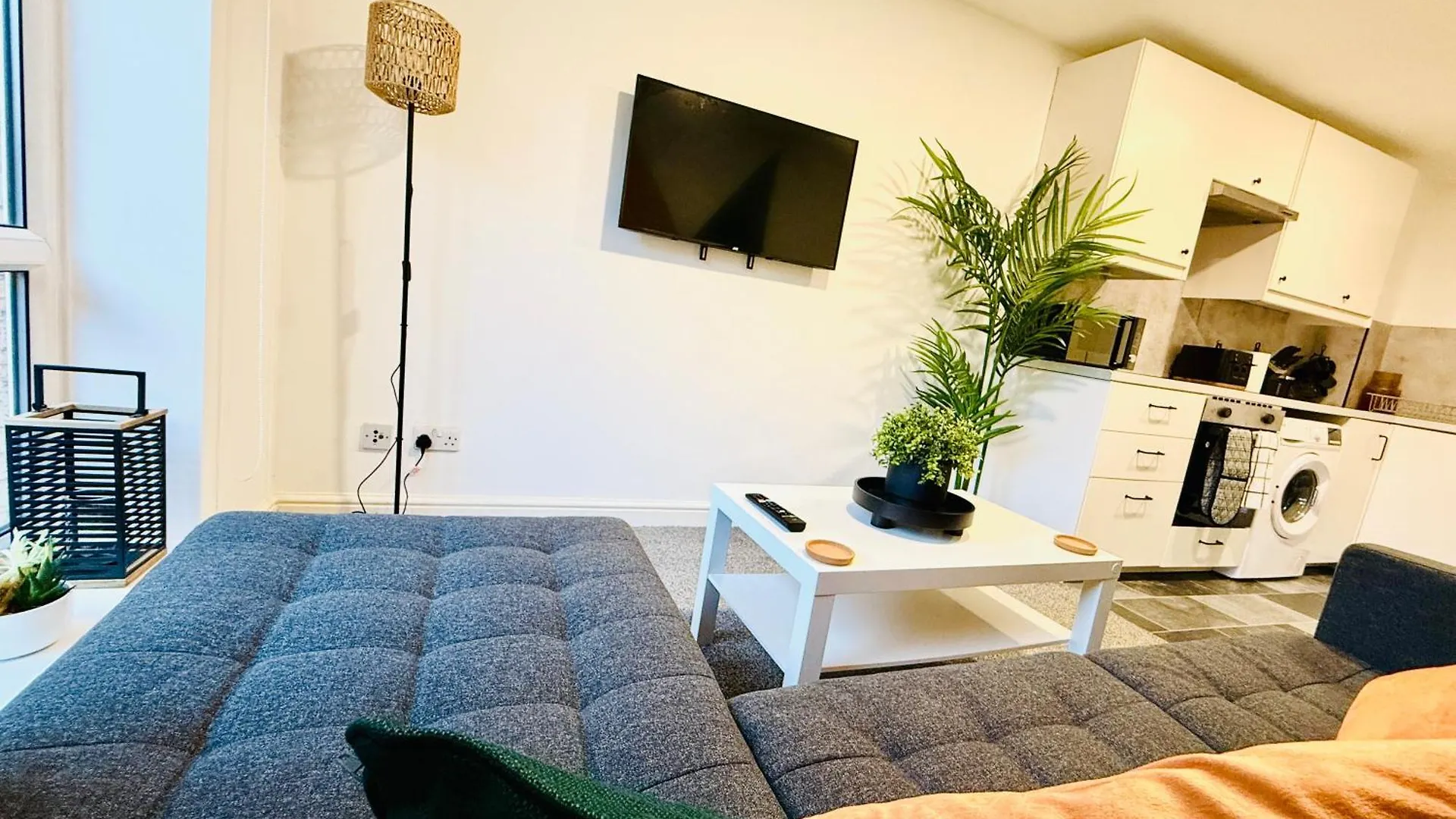 Spacious 2 Bed Flat Free Private Parking Лидс